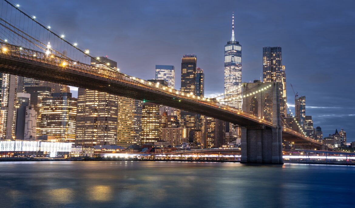 A view of the Brooklyn Bridge at night
