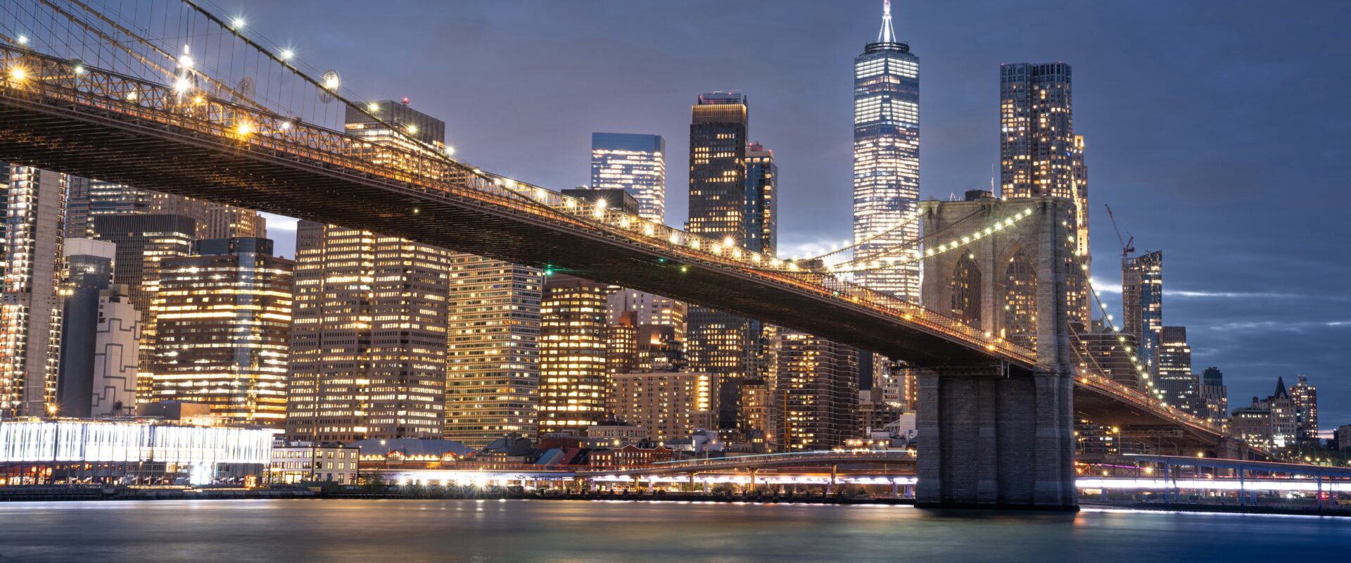 A view of the Brooklyn Bridge at night